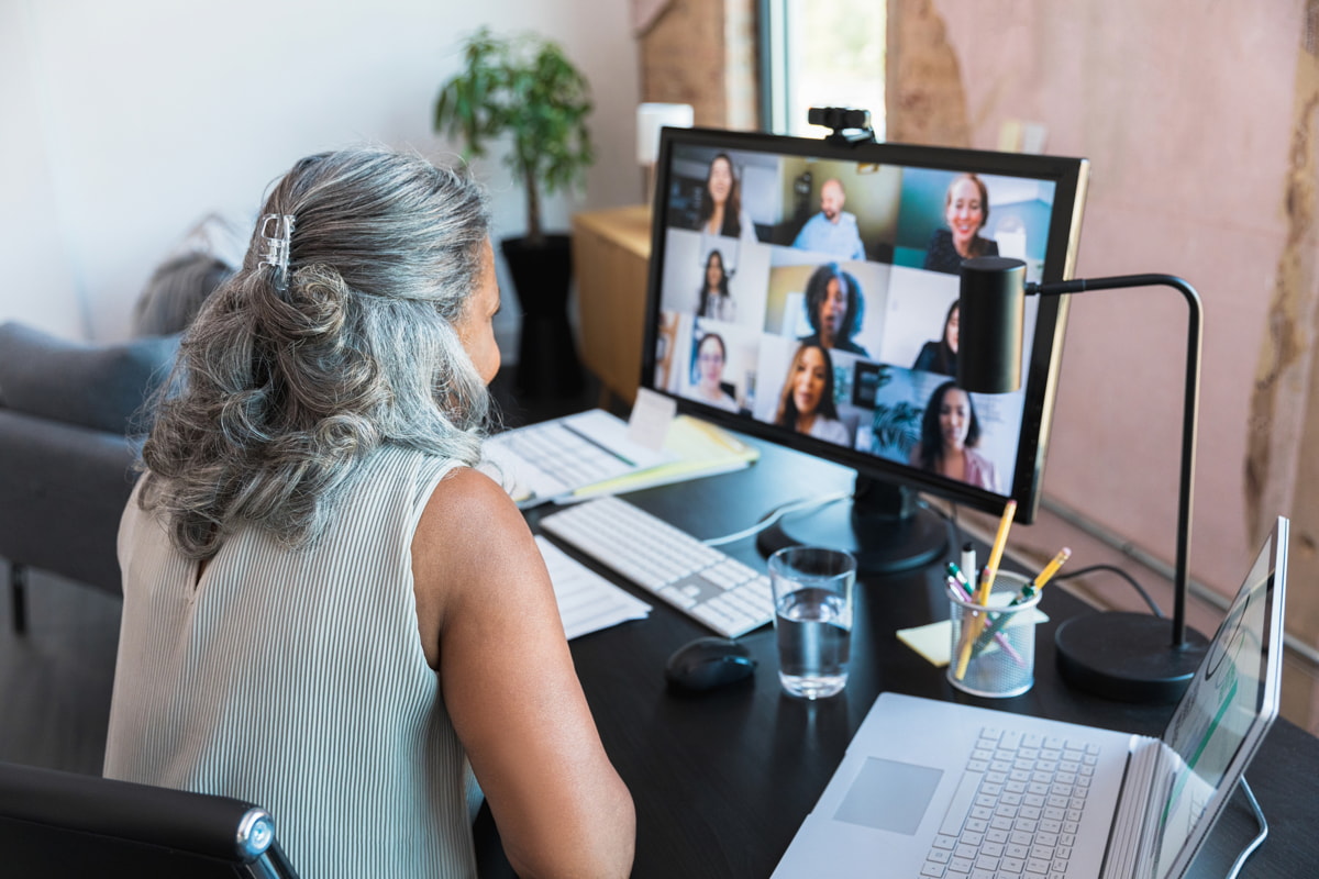 woman on laptop leading class woman on laptop leading class